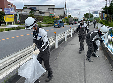 白石海岸での清掃活動（九州工場）