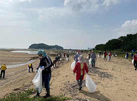 白石海岸での清掃活動(九州工場)