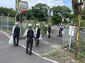 県道沿いでの清掃活動(九州工場黒崎地区)